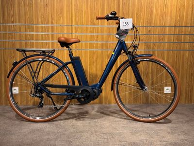 un vélo bleu garé devant un mur en bois