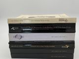 trois livres empilés sur une surface blanche