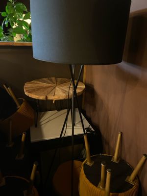 une lampe posée sur une table près d'une fenêtre