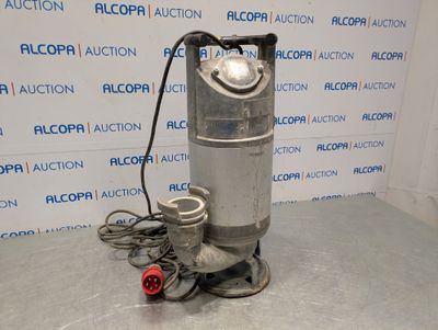 une image représentant une cuve en acier inoxydable à laquelle est raccordé un tuyau