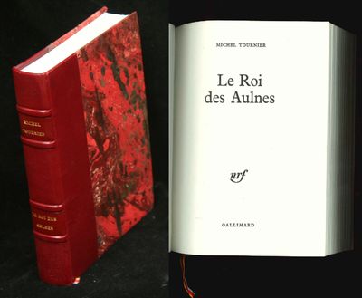 deux livres posés l'un à côté de l'autre sur une table