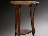 une table en bois surmontée d'une étagère, dans une pièce sombre
