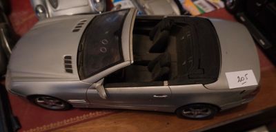 une petite voiture posée sur un bureau