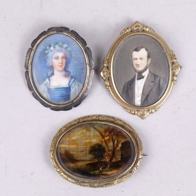 trois portraits miniatures représentant un homme et une femme en tenue de cérémonie