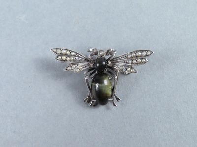 Broche en forme d'abeille plaquée argent, ornée de perles noires et blanches