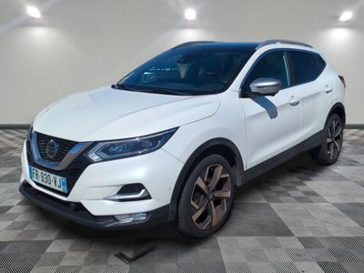 un SUV Nissan blanc garé dans une pièce au sol à carreaux