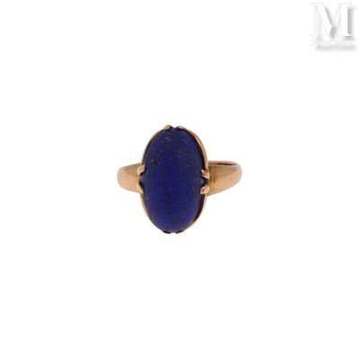 un gros plan d'une bague en or sertie d'un lapis-lazuli