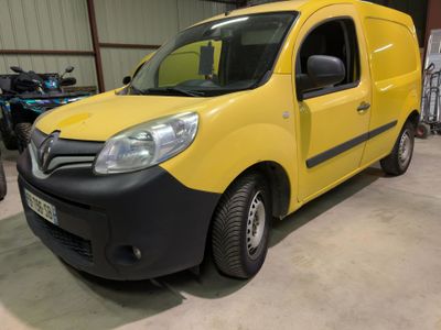 une camionnette jaune et noire garée dans un garage à côté d'autres véhicules