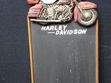 un tableau noir sur lequel est dessinée une moto et un tableau noir sur lequel figure l'image d'une moto