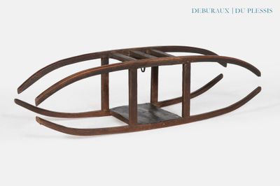 une luge en bois posée sur une table