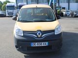 une camionnette jaune et noire garée sur un parking