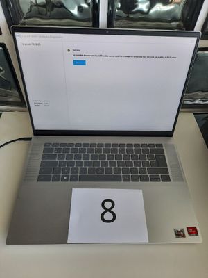 un ordinateur portable posé sur un bureau avec une souris