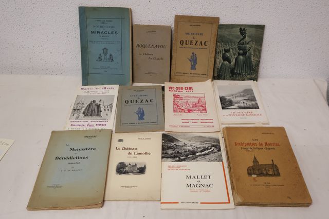 Lot de 16 plaquettes touristiques églises et château du Cantal