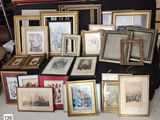 un grand nombre de photos encadrées sur une table dans une pièce