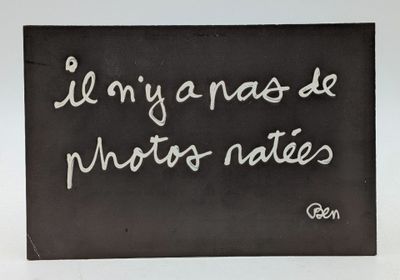 un panneau noir avec une inscription blanche dessus