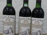 trois bouteilles de vin posées sur une table en bois