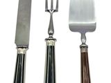 trois types de couteaux différents et une fourchette sur fond blanc