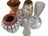 many vases that are sitting next to each other