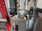 une machine qui se trouve à côté d'une échelle rouge