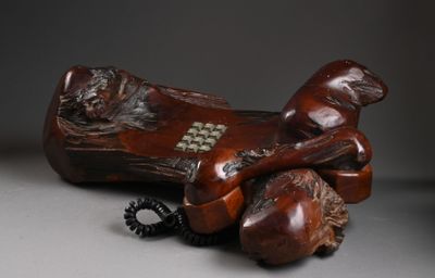 un téléphone en bois posé sur une table