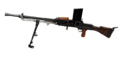 une vieille mitrailleuse avec une crosse en bois sur fond blanc