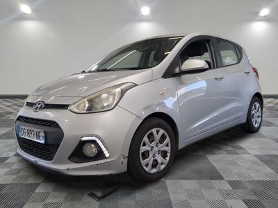une photo d'une voiture argentée dans un showroom