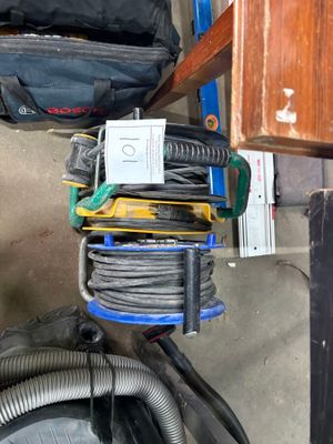 une pile de bagages posée par terre à côté d'une table
