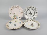 trois petites assiettes ornées de motifs floraux, posées sur une table