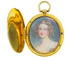 une petite image représentant une femme portant une boucle d'oreille en or