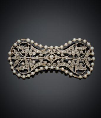 une broche en diamants et perles