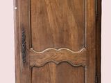 une armoire en bois munie d'une porte sur le dessus