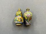 deux vases posés sur une table