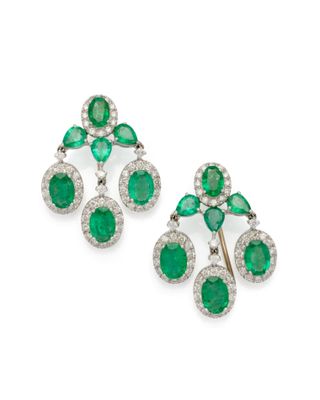 une paire de boucles d'oreilles en émeraude et diamant