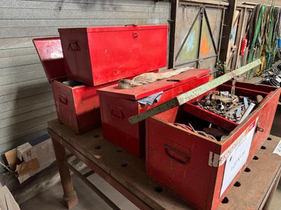 deux boîtes rouges posées sur une table en bois