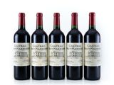quatre bouteilles de vin sont alignées sur une surface blanche