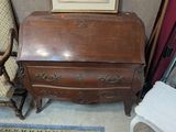 un petit bureau avec une chaise et un tableau accroché au mur