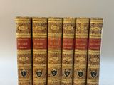 un ensemble de cinq livres anciens avec couvertures dorées
