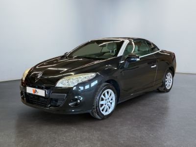 La voiture noire est garée dans une grande pièce au sol noir.