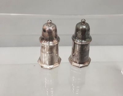 CHRISTOFLE. Paire de salière et poivrière en métal argenté.