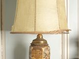 une lampe posée sur une table dans une pièce