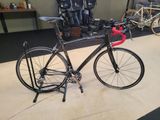 un vélo posé sur une béquille dans une pièce
