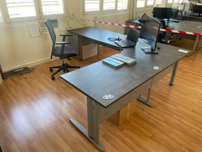 un bureau avec un ordinateur et une chaise dans la chambre