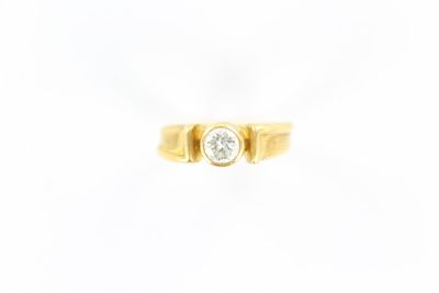 une bague en or jaune avec un diamant serti au centre