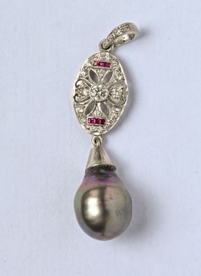 Pendentif en or gris 18K (750/oo) composé d'un motif navette…