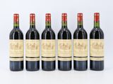 six bouteilles de vin rouge alignées