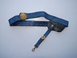 une ceinture bleue ornée d'une boucle dorée sur un fond blanc