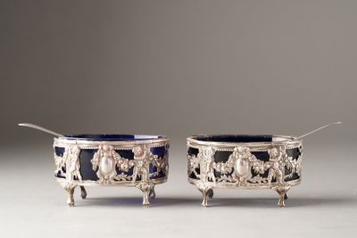 paire de bols en métal argenté ornés de motifs bleus et blancs, accompagnés de cuillères