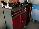 une cuisine équipée d'une cuisinière et d'un placard
