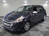 la petite voiture noire est garée dans une grande pièce
