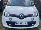 l'avant d'une voiture blanche garée à côté d'une voiture noire